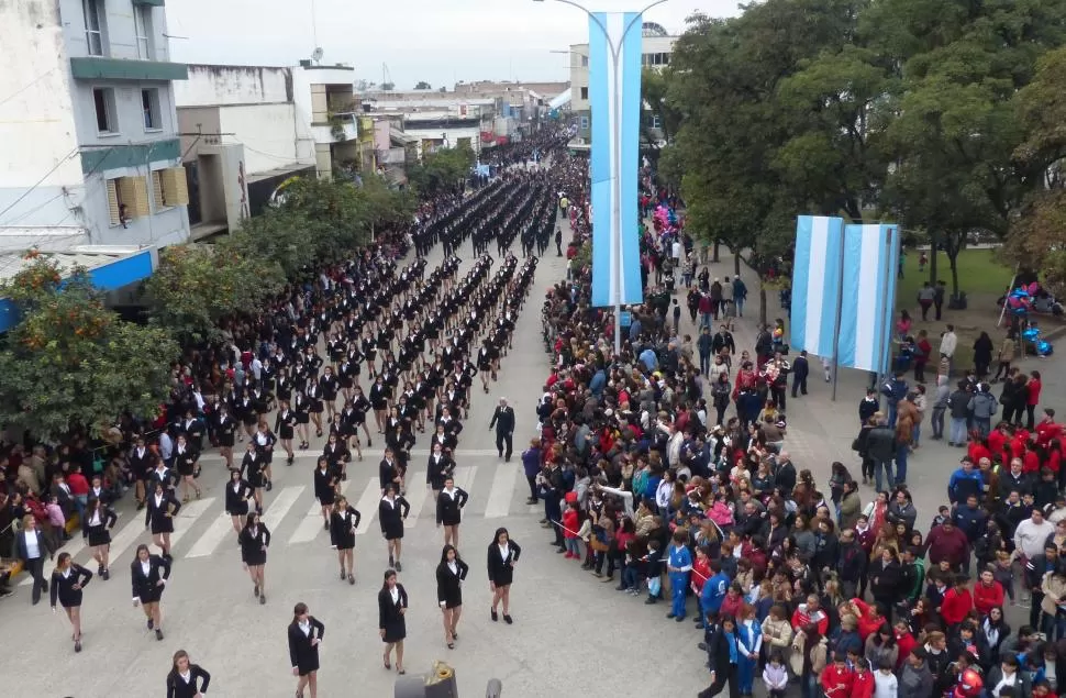 LA FIESTA. Un desfile cívico y militar engalanó la plaza Mitre, en el centro de Concepción, para homenajear el Bicentenario de la Independencia.  