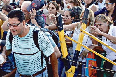 Miles de venezolanos fueron a buscar alimentos a Colombia