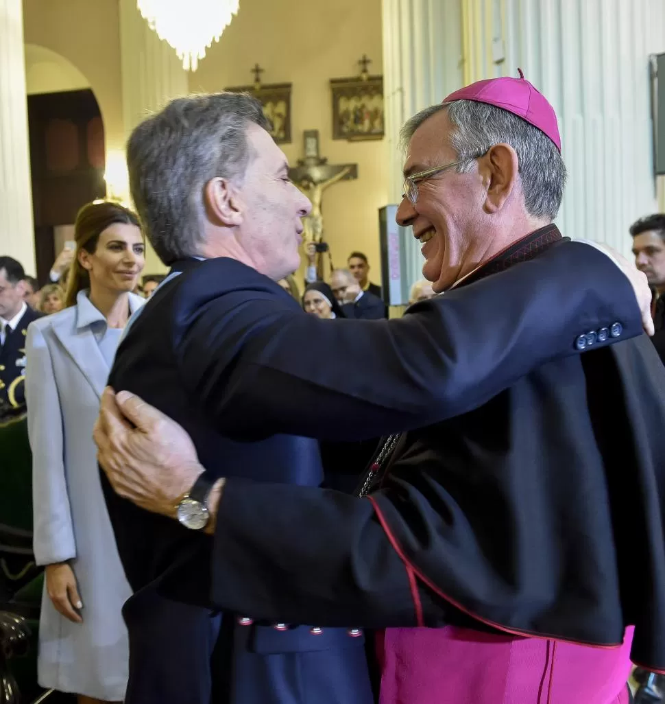 EL SALUDO DE DESPEDIDA. El arzobispo Alfredo Zecca y el presidente Mauricio Macri se abrazan al término del Tedeum en presencia de Juliana Awada. 