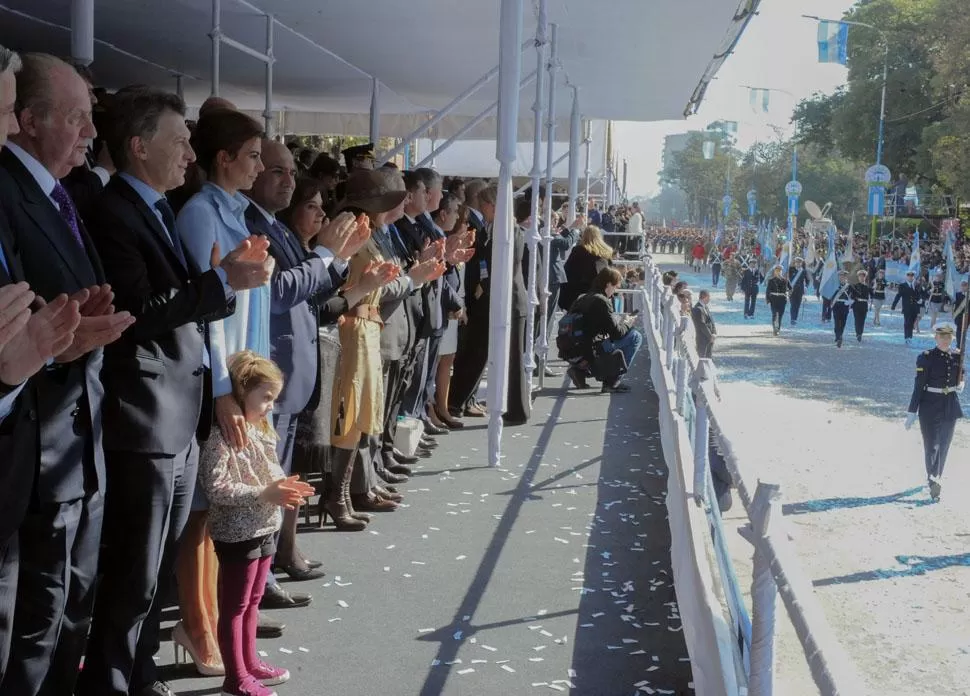 BICENTENARIO. Mauricio Macri junto a su familia y funcionarios disfrutan del desfile militar. FOTO DYN.
