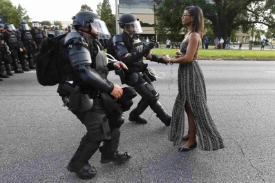Una enfermera se convirtió en ícono de las protestas en Estados Unidos