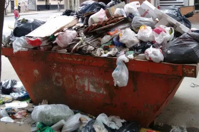 Un contenedor rebalsa de basura en Santiago y Monteagudo