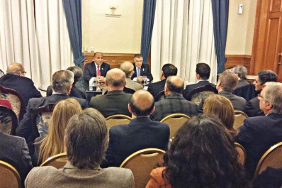 Manzur reunió y amplió su gabinete