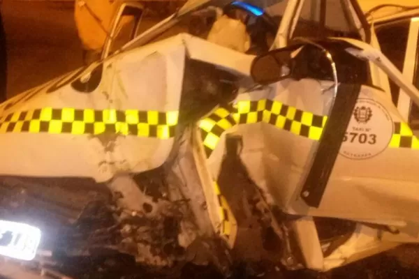 Iban en taxi, chocaron contra un poste y terminaron en el hospital
