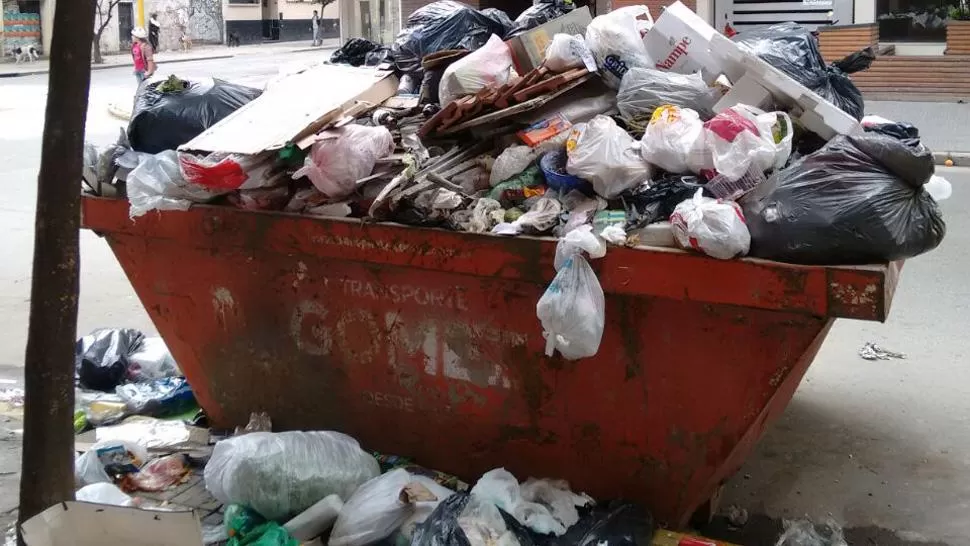 Un contenedor rebalsa de basura en Santiago y Monteagudo