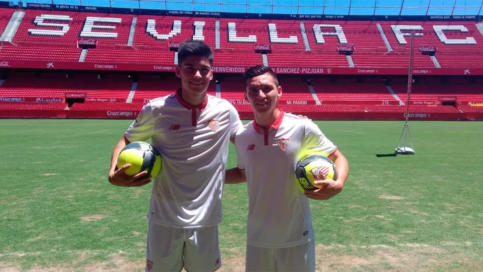 CASA NUEVA. Kranevitter y Correa ya se pusieron la camiseta de Sevilla. FOTO TOMADA DE WWW.TWITTER.COM/SEVILLAFC