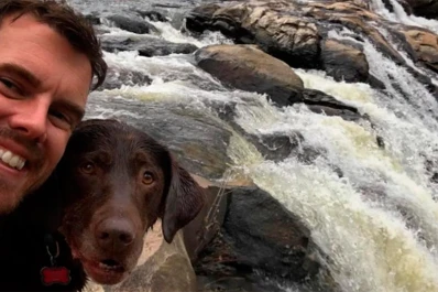 Le diagnosticaron cáncer a su perro y le organizó unas vacaciones de despedida