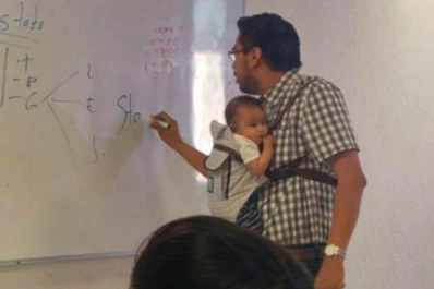 Un docente cargó al bebé de una estudiante para que ella pueda tomar apuntes