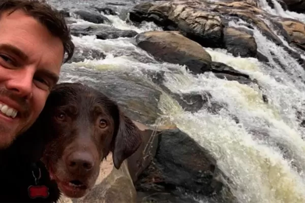 Le diagnosticaron cáncer a su perro y le organizó unas vacaciones de despedida