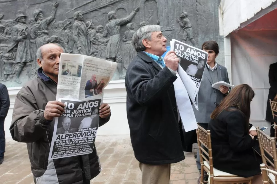 EL PADRE. Lebbos reclama justicia a los magistrados en la Casa Histórica. la gaceta / foto de analía jaramillo