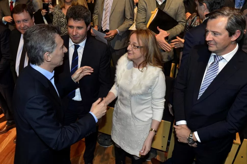 CENTRO CULTURAL KIRCHNER. Macri saluda a Alicia Kirchner, antes del acto, donde llamó al diálogo. dyn