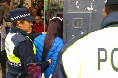 Es tendencia sacarse fotos con los delincuentes detenidos en público