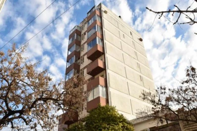 Se olvidó la llave del departamento, quiso entrar por el balcón y cayó al vacío