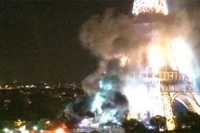 El fuego se apoderó de la Torre Eiffel durante el atentado en Niza