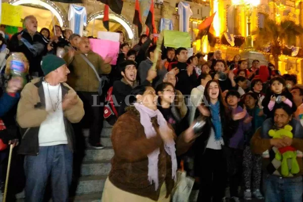 Cientos de personas salieron a las calles de Tucumán para protestar contra Macri