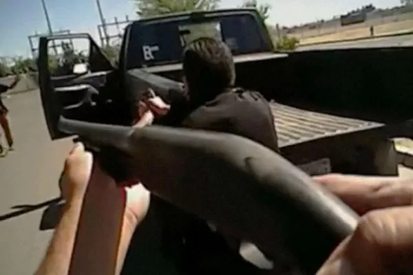 Conmoción por un video que muestra a dos policías baleando a un hombre desarmado