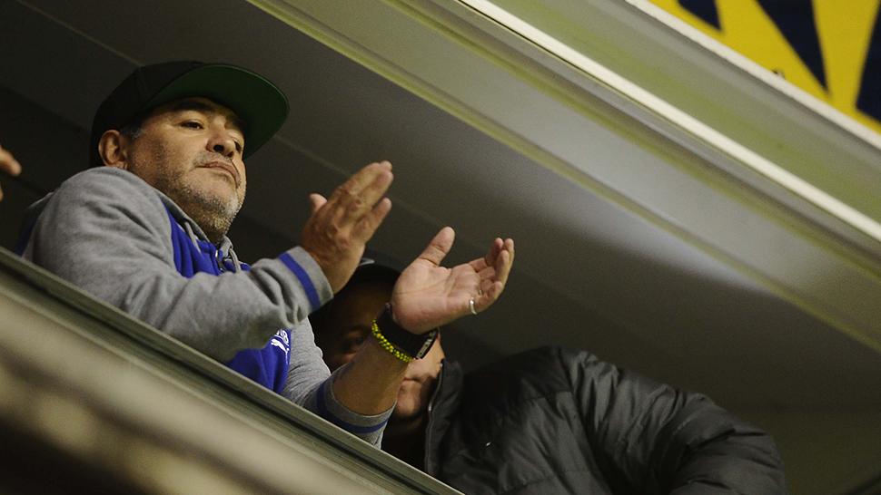 UN HINCHA MÁS. Maradona fue aplaudido por los fanáticos. TÉLAM