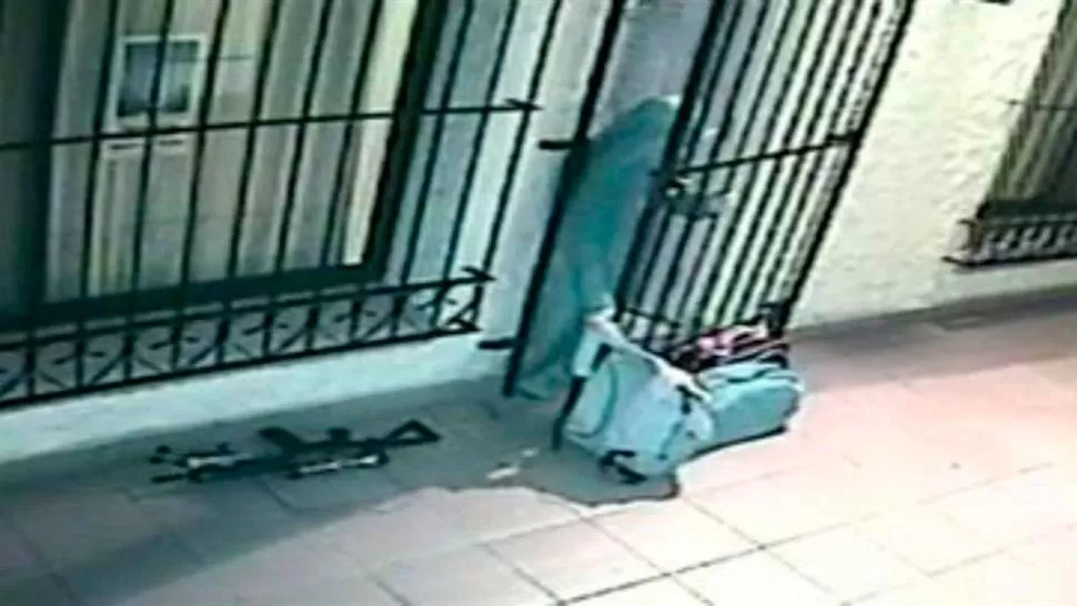 MOMENTO CLAVE. En esta captura de pantalla, se ve a una monja ingresar un bolso que López había dejado allí. imagen captura de video
