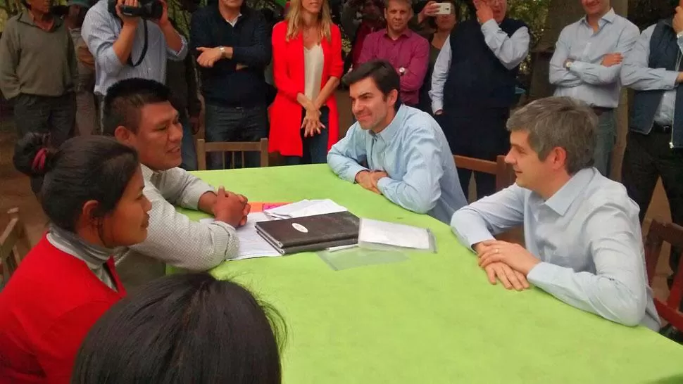 PEÑA Y URTUBEY. El jefe de Gabinete y el gobernador salteño se reunieron con vecinos. GENTILEZA PRENSA GOBERNACIÓN DE SALTA