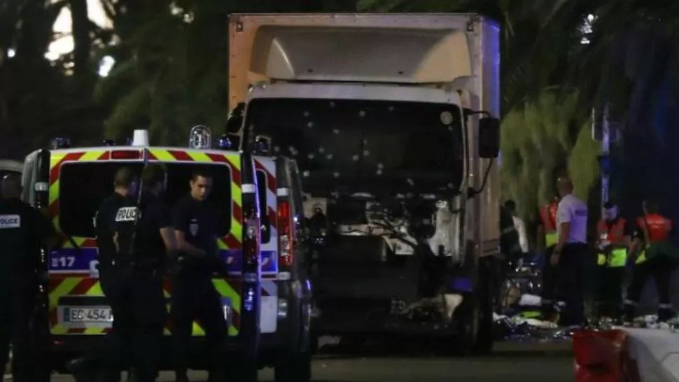 Video: así avanzó sobre la multitud el camión en Niza