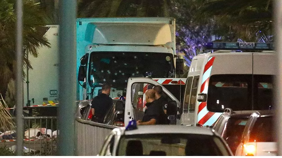 NIZA. Así quedó el camión utilizado para el atentado. REUTERS