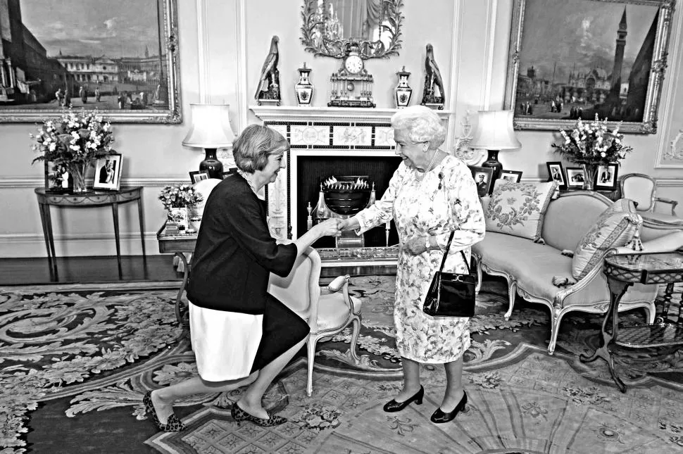 BENDICIÓN AZUL. May presentó ayer sus saludos a la reina Isabel II. reuters