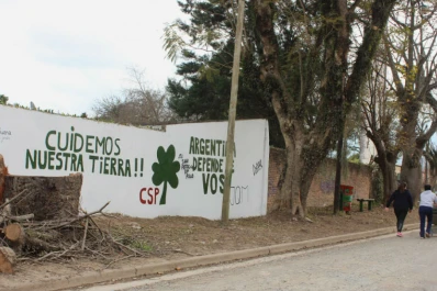 Funcionarios y vecinos limpiaron un basural