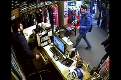 Video: encerró al vendedor, vació la caja y llenó una bolsa con ropa