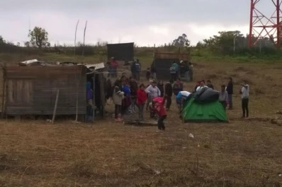 Lo presionaron para que venda su terreno, él se negó y lo usurparon