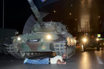 La gente frenó el avance de los tanques de las fuerzas golpistas