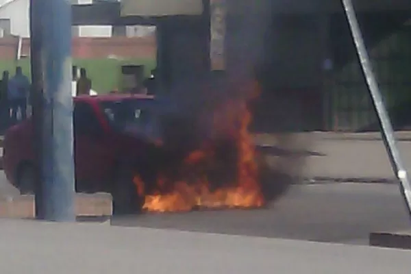 Susto en Alderetes por un auto que se incendió en pleno centro