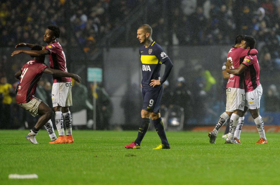 INCRÉDULOS. Tevez, Pérez y Lodeiro esperan a sacar del medio tras uno de los goles de Independiente del Valle. Los ecuatorianos se florearon en la semifinal.  telam