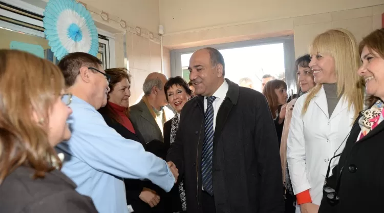 EN EL CAPS SAN MIGUEL. Manzur visitó las instalaciones remodeladas del centro de salud de Charcas al 1.200. comunicación pública