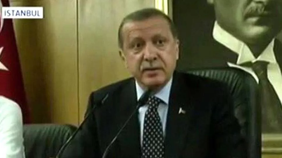 TRAS EL INTENTO DE GOLPE. Erdogan respondió a las consultas periodísticas en el Aeropuerto Ataturk. FOTO TOMADA DE INFOBAE.COM