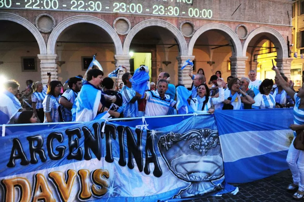 ALIENTO. Los simpatizantes argentinos se hicieron escuchar en la entrada del edificio del gobierno comunal de Pesaro. Hoy, el apoyo puede ser clave para ganar. télam