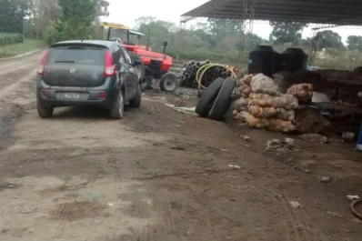 Detienen a un policía por incautar un tractor con una orden que no existía