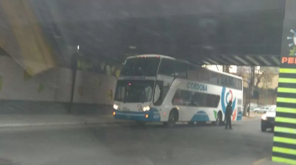 Un colectivo quedó atascado en el puente Central Córdoba
