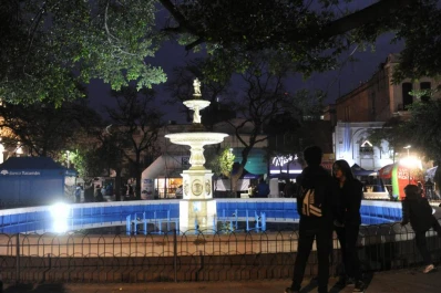 Golpearon y les robaron a dos jóvenes en la plaza Independencia