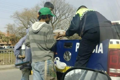Policías salieron a repartir comida y la gente se sorprendió