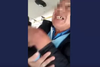 Pasajeros escrachan a un chofer de ómnibus al que acusaron de manejar ebrio