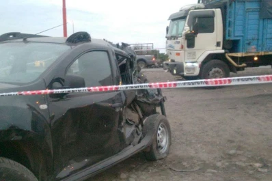 Un camión chocó una camioneta desde atrás: tres heridos