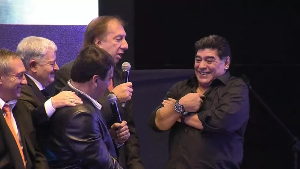 A CARCAJADAS. Maradona y Bilardo recordaron divertidas anécdotas. FOTO TOMADA DE OLE.COM.AR 