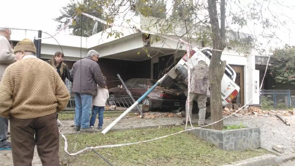DESTROZOS. La camioneta destruyó un consultorio que funcionaba en la casa y aplastó el auto de los dueños. FOTO DE EDMUNDO CIFRE. 