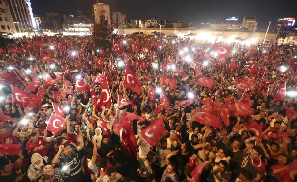 MILES DE ESTRELLAS Y MEDIALUNAS. Los turcos salieron a las plazas principales a celebrar el triunfo sobre los golpistas y a respaldar la democracia. reuters