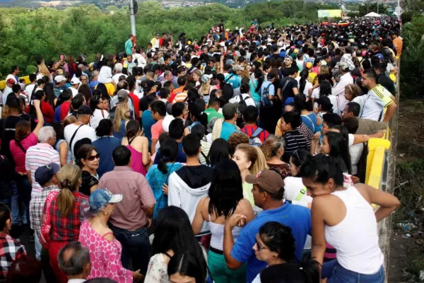 En busca de comida, 100.000 venezolanos cruzaron la frontera