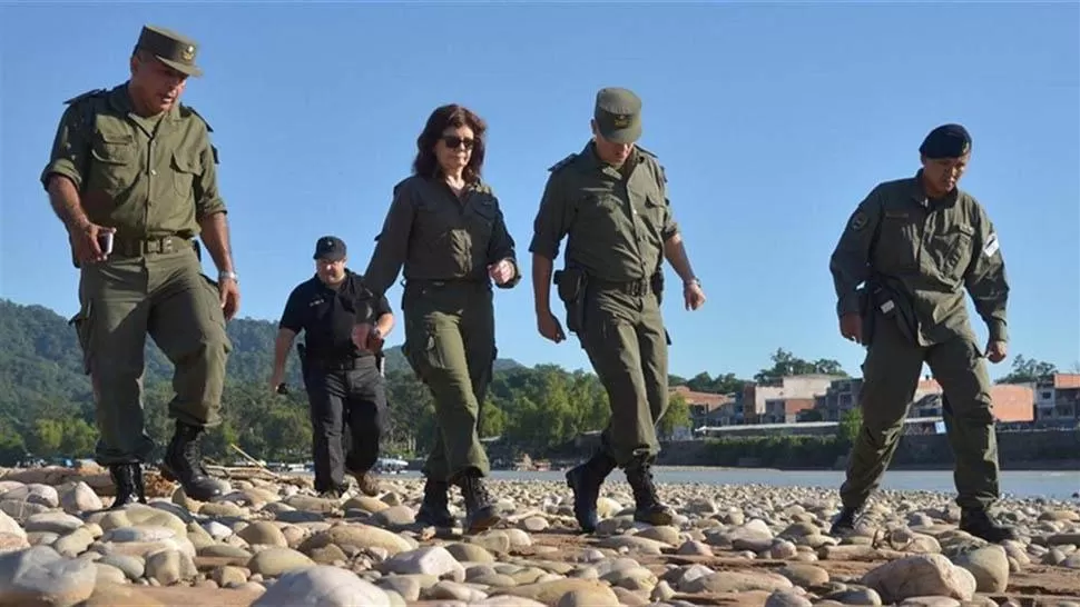 FRONTERAS. La ministra Patricia Bullrich patrulla con la Gendarmería en Aguas Blancas, Salta. FOTO ARCHIVO