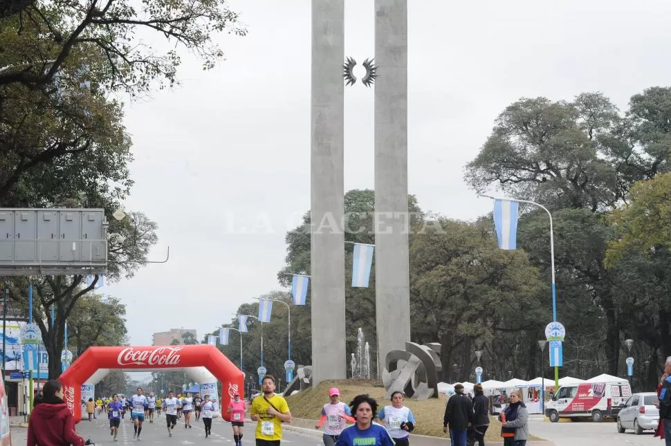 POR MATE DE LUNA. Los corredores de los 42k y los 10k pasaron frente al Monumento del Bicentenario. LA GACETA / FOTO DE HÉCTOR PERALTA