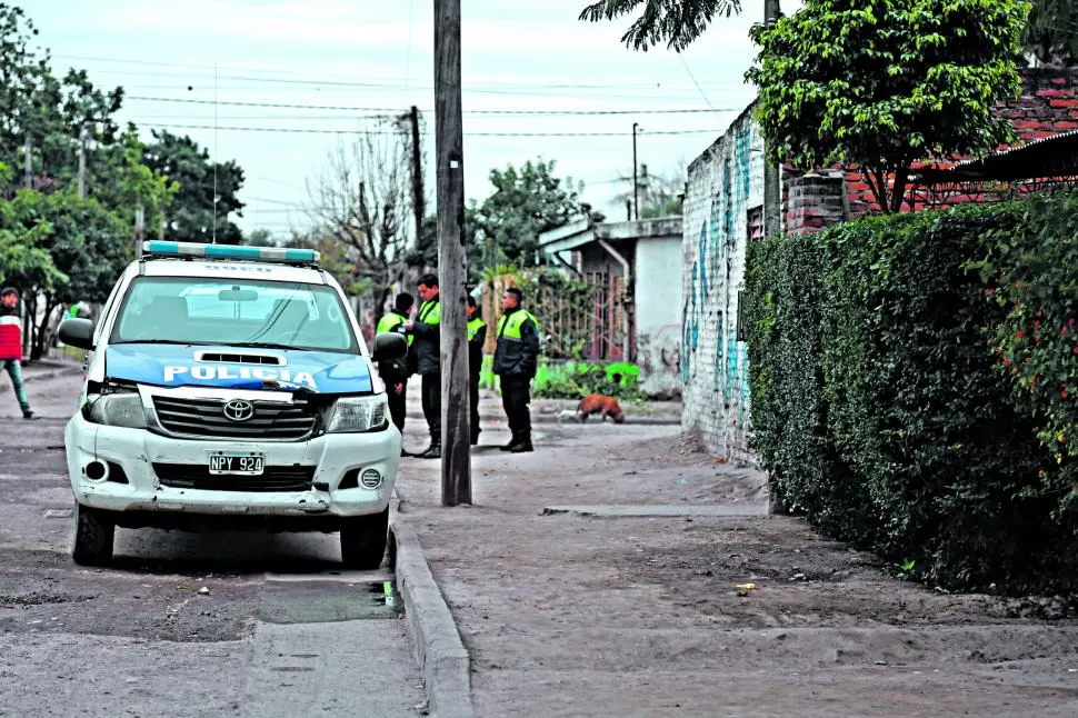 PERICIAS. Las divisiones Homicidios y Criminalística de la Policía trabajaron en el lugar, buscando pruebas. la gaceta / fotos de alejandra casas