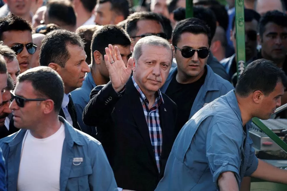 FIRMEZA. “Los rebeldes no tienen dónde huir”, dijo Erdogan en un discurso pronunciado durante un funeral. reuters