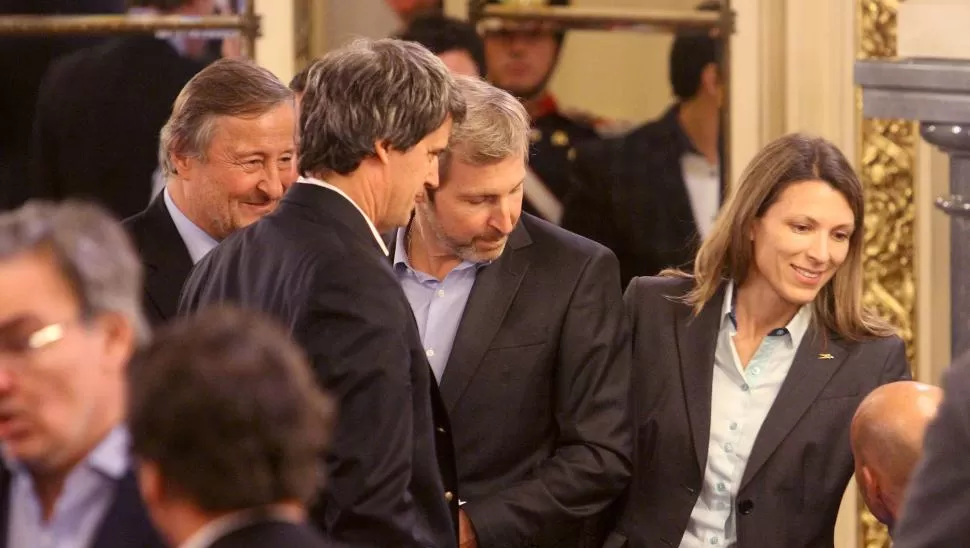 POSTURAS ENCONTRADAS. El área de Prat-Gay comunicaría que el pago debe iniciarse en agosto. Frigerio, en tanto, buscará negociar con Manzur. DYN
